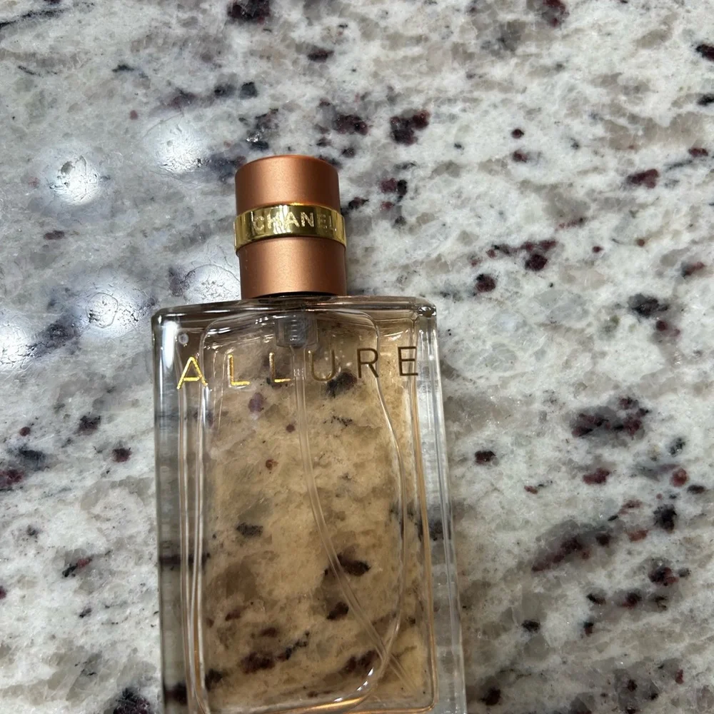 CHANEL Allure Eau de Parfum - Elegant Gold and Cream - Picture 3 of 4